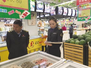 我區(qū)開展食品安全隱患排查工作，嚴(yán)厲打擊銷售“三無”及傍名牌農(nóng)副產(chǎn)品的違法行為